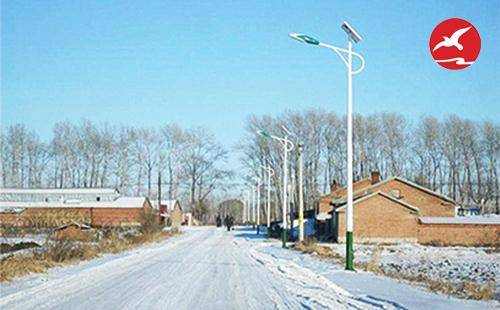 正翔照明雪天里的太阳能路灯